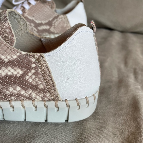 André Assous Iris Leather Sand Snake Sneaker - Size 7 (37EU) - Like New - Picture 8 of 13